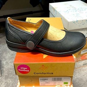 NIB COMFORTIVA BLACK MARY JANES